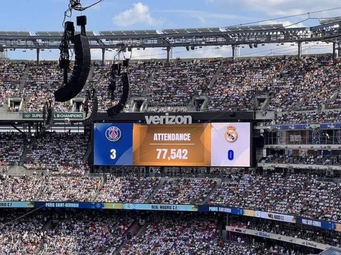 皇马中场卡马文加现场观战联赛杯决赛